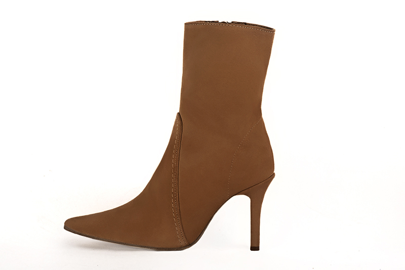 Caramel brown women's ankle boots with a zip on the inside. Pointed toe. High slim heel. Profile view - Florence KOOIJMAN